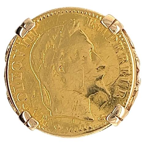Illustration d'une bague Napoléon III en or 18 carats avec une pièce de monnaie ancienne au centre.
