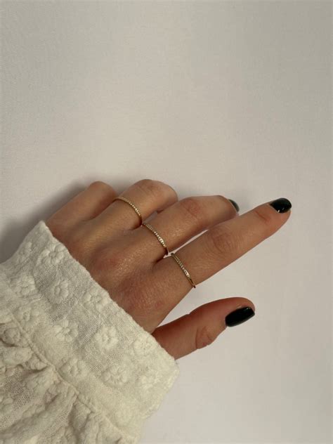 Illustration de différentes bagues en argent : anneau simple, bague ornée de pierres, bague avec motifs complexes.