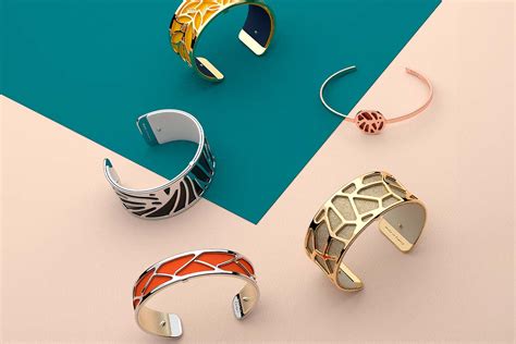 Visuel présentant la modularité des bijoux Les Georgettes avec différentes couleurs de cuir interchangeables sur une bague ouverte.