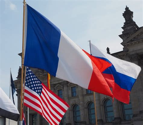 Pin's combinant les drapeaux français et russe