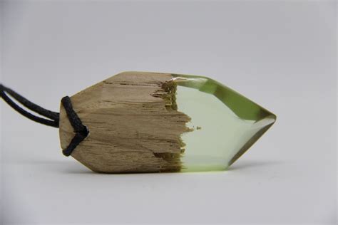 Le sautoir vert anis en bois et résine porté, illustrant son impact visuel.