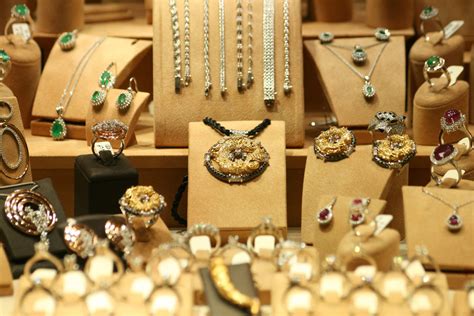 Photographie d'une collection variée de bijoux fantaisie Lolilota : colliers, boucles d'oreilles, bracelets et bagues.