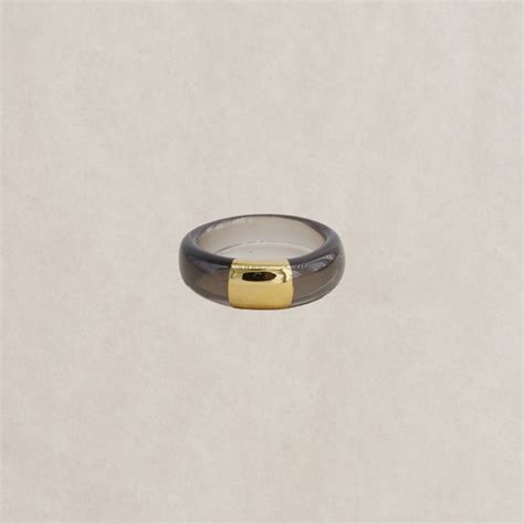 Schéma d'une bague en résine noire avec des inclusions