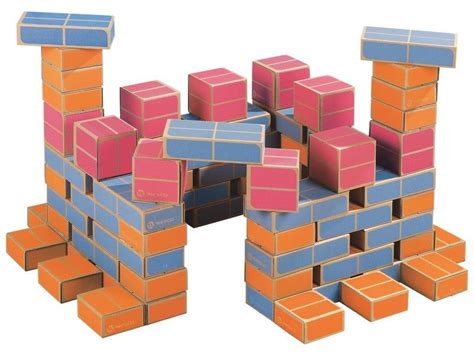 Illustration des découpes sur la brique en carton pour créer les entrées de la mangeoire