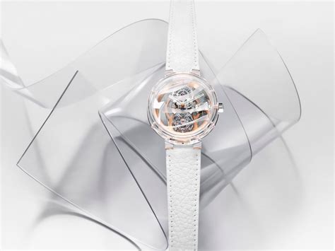 Montre Louis Vuitton transparente avec différentes nuances de saphir