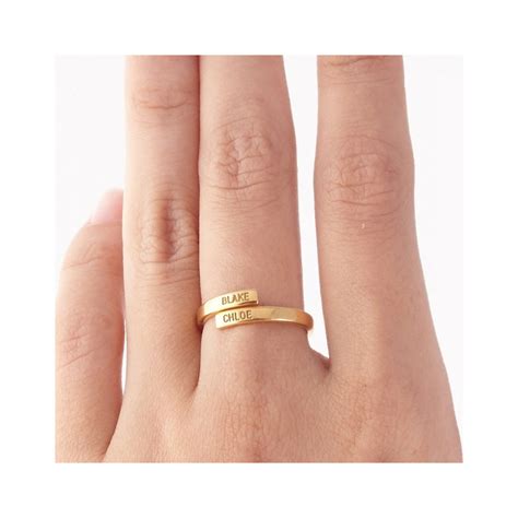 Gros plan sur une bague ornée d'une gravure personnalisée : initiales et une date.