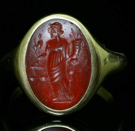 Graveur moderne travaillant sur une intaille.