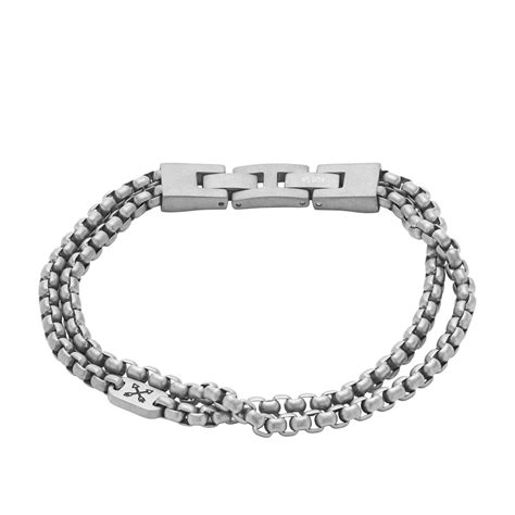 Gros plan sur un bracelet Fossil femme en argent avec un fermoir détaillé