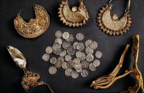 Bijoux de Monika Brugger intégrant des éléments de couture et des métaux précieux.