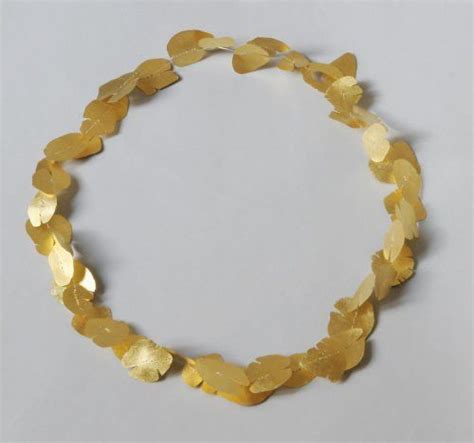 Collier de Cathy Chotard, exemple du travail d'accumulation de motifs minuscules.
