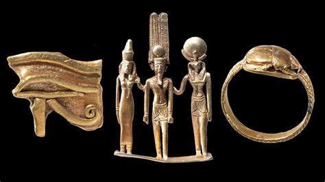 Illustration historique montrant des bracelets comme symboles de statut social dans l'Égypte antique.