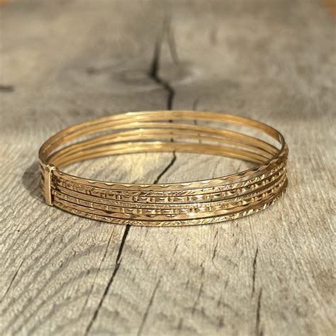 Un assortiment de bracelets en or 18 carats d'occasion, présentant différents designs.