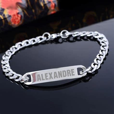 Une gourmette homme personnalisée avec gravure, exemple de cadeau unique.