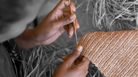 Artisan malgache travaillant le métal recyclé