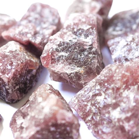 Photographie macro d'un quartz fraise montrant ses inclusions et ses teintes rosées.