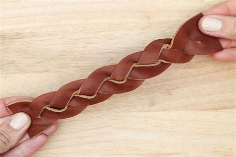 Exemple de tresse en cuir à trois brins et à quatre brins