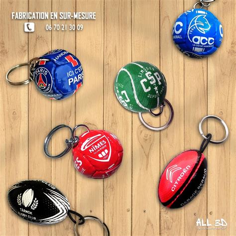 Galerie de différents types de porte-clés personnalisés : cuir, bois, métal, forme de cœur.