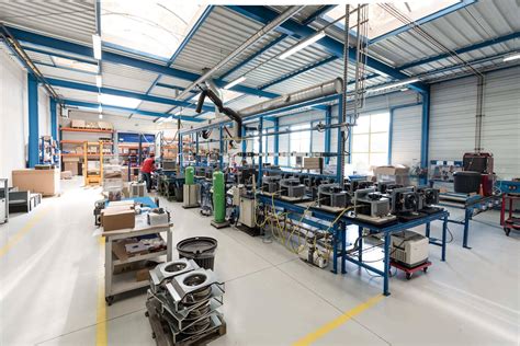 Photo de l'atelier de fabrication à Bordeaux, montrant des porte-clés en cours de personnalisation.