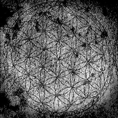 Représentation artistique de la Fleur de Vie avec des éléments historiques