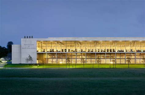 Vue d'ensemble de la façade de la Manufacture Cartier avec ses logos discrets et sa toiture végétalisée.