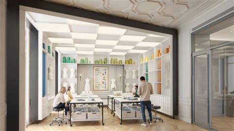 Intérieur de la Maison des Métiers d'Art, mélange d'éléments anciens restaurés et d'espaces de travail modernes.