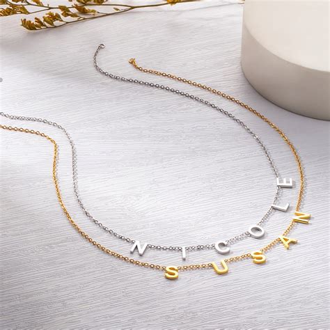 Illustration d'un collier prénom en or porté par une femme élégante
