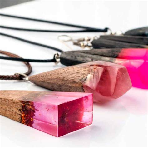 Photographie de bijoux colorés et décoratifs fabriqués en résine époxy, mettant en avant la diversité des créations.
