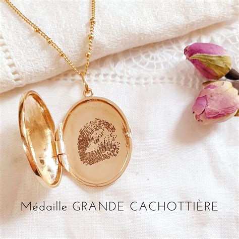 Exemple de bijoux personnalisés de Tabby Gris, montrant l'intégration de poils d'animaux ou de crins dans la résine.