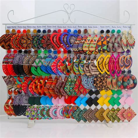 Illustration de différentes boucles d'oreilles bohèmes pendantes avec des styles variés (ethnique, créole, puce)