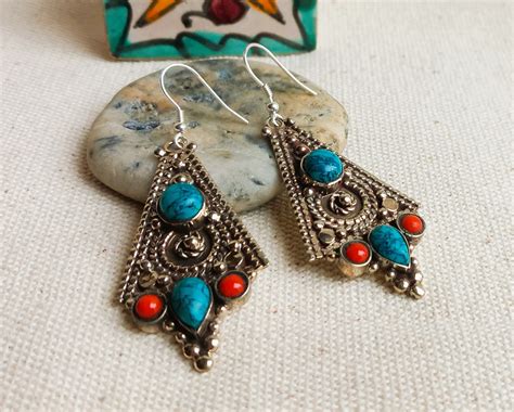 Photographie de boucles d'oreilles tibétaines ornées de pierres naturelles