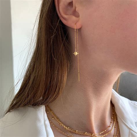 Image de femme portant des boucles d'oreilles bohèmes pendantes avec une tenue décontractée
