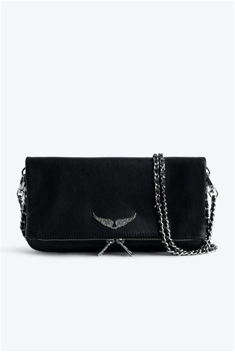 Mannequin portant le sac Moonrock de Zadig & Voltaire avec un blazer et un jean