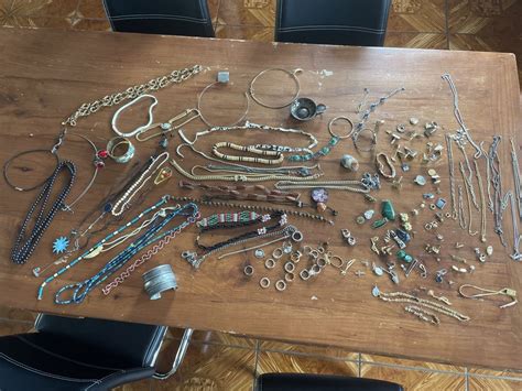 Illustration de divers bijoux ethniques aux motifs variés
