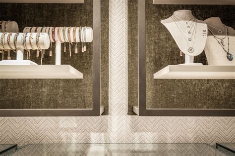 Photo d'une boutique de bijoux chaleureuse et intimiste