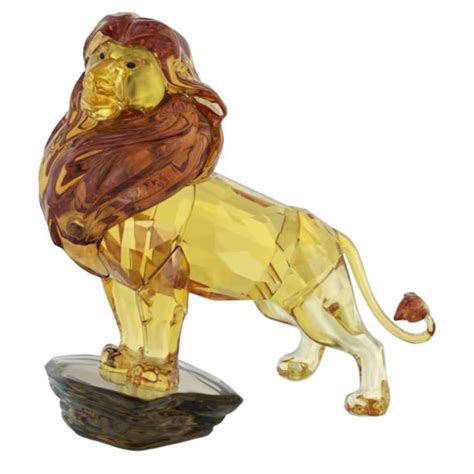 Gros plan sur la figurine Mufasa de Swarovski, mettant en évidence les 246 facettes et la finition dorée.