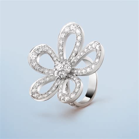 Une bague de la collection Flowerlace de Van Cleef & Arpels, mettant en avant la finesse de l'or ajouré et l'éclat des diamants.