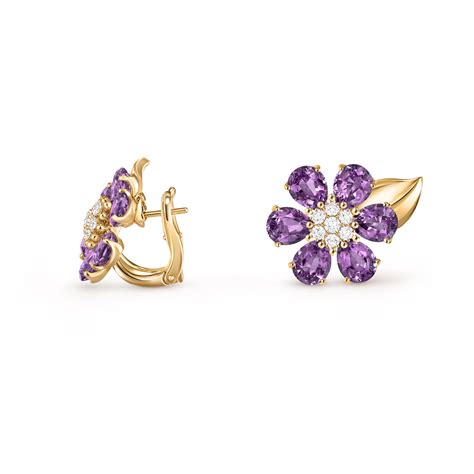 Boucles d'oreilles de la collection Fleurs d’Hawaï de Van Cleef & Arpels, illustrant l'utilisation de pierres colorées et de formes florales audacieuses.