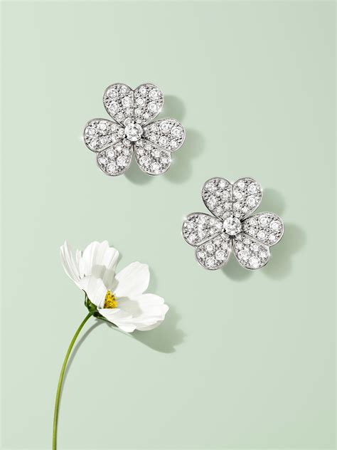 Une sélection de bagues de la collection Frivole de Van Cleef & Arpels, montrant la diversité des designs floraux et l'éclat des diamants.