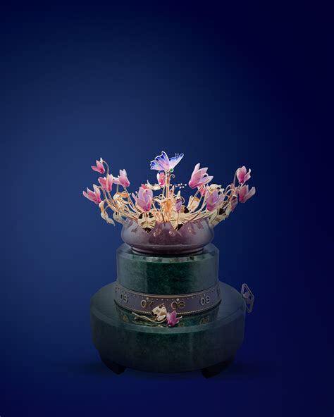 Vue détaillée de l'automate Floraison du Nénuphar de Van Cleef & Arpels, mettant en avant le mouvement des pétales et la richesse des matériaux.