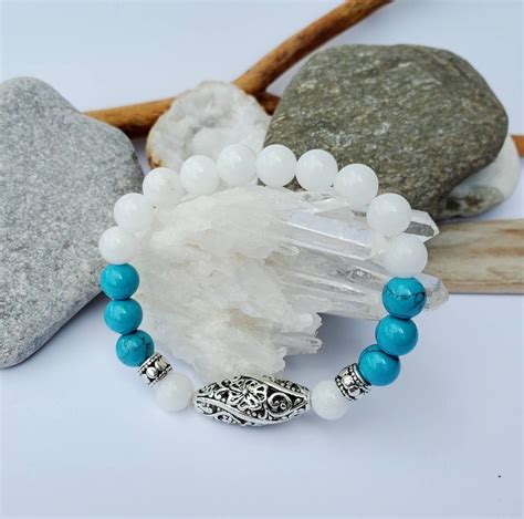 Composition d'un bracelet en pierres semi-précieuses pour le mal de dos, montrant la fluorite, le cristal de roche et l'hématite.