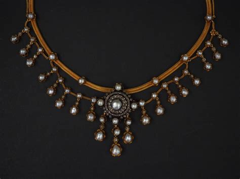 Collage de motifs floraux et animaliers présents dans les bijoux Napoléon III.