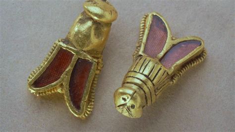 Représentation de l'abeille comme emblème impérial, inspirée du trésor de Childéric.