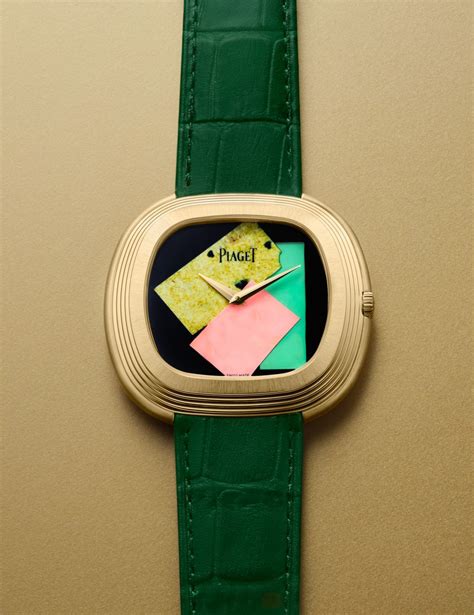 Photographie d'une montre Piaget mettant en valeur des pierres ornementales colorées sur le cadran et la boîte