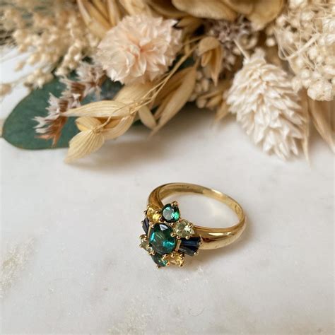 Photo d'une bague ancienne transformée en un design moderne.