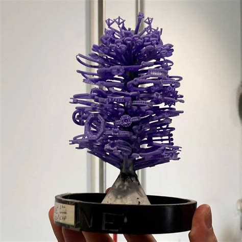 Photographie montrant une maquette en cire d'un bijou.