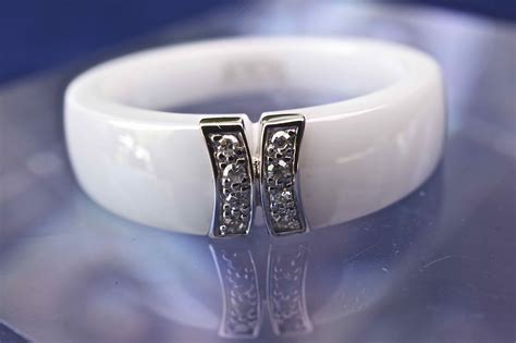 Gros plan sur une bague en céramique blanche mettant en valeur sa brillance et sa pureté