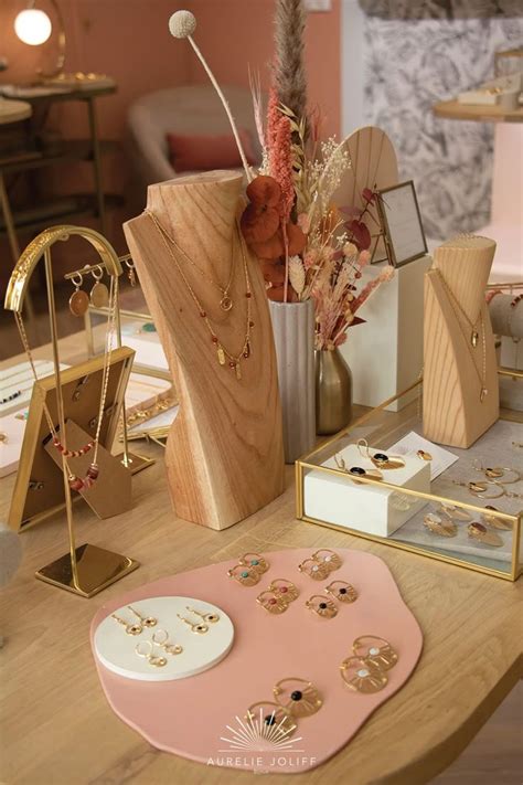Vitrine de la boutique Mary-Jane à Marseille, présentant une variété de bijoux fantaisie.