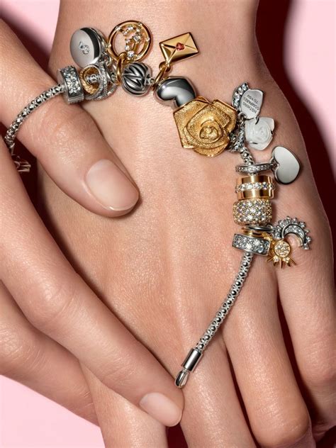 Bijoux Pandora variés : bracelets, colliers, bagues et charms