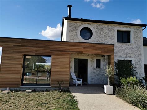 Exemple de façade combinant pierre bleue et bois