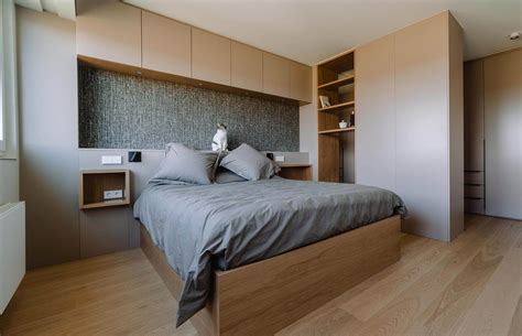 Intérieur d'une chambre cosy avec des accents de bois traditionnels et une palette de couleurs neutres